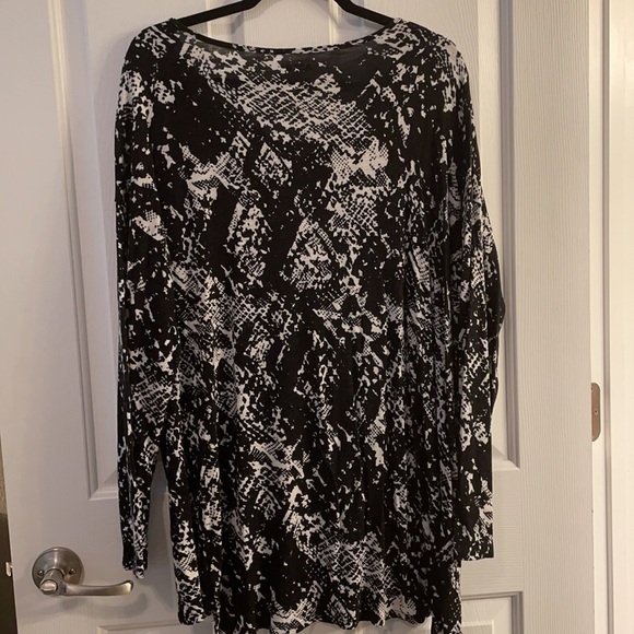 Apt. 9 Black & White Tunic Top 1X - Picture 4 of 5